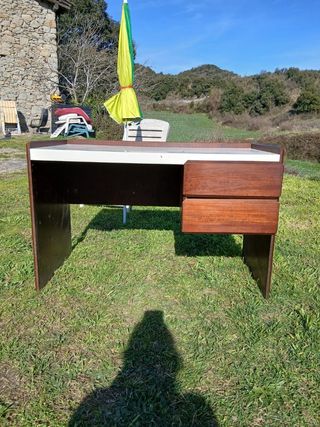 Scrivania in legno con cassetti