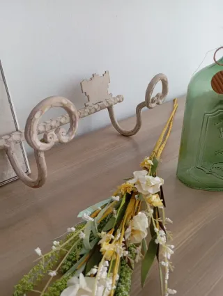 Perchero antiguo metal forma llave beige/dorado