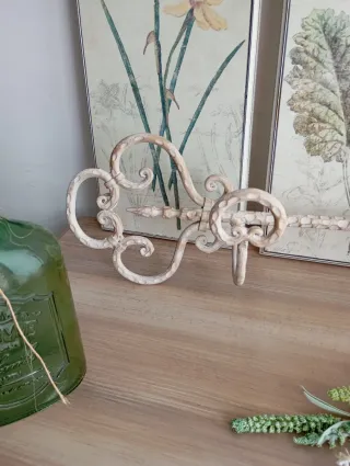 Perchero antiguo metal forma llave beige/dorado