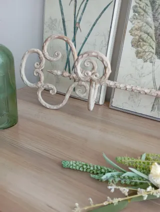 Perchero antiguo metal forma llave beige/dorado