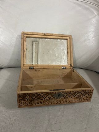 Caja de madera japonesa antigua con espejo
