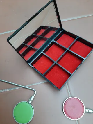 Cajita joyero con compartimentos y espejo