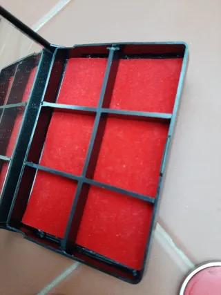 Cajita joyero con compartimentos y espejo