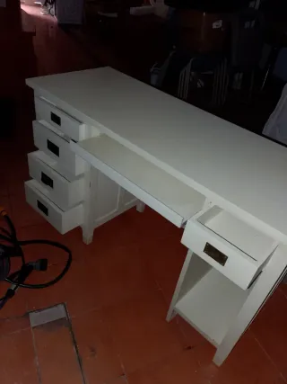 Scrivania bianca con cassetti