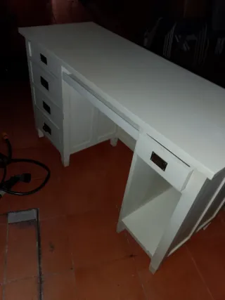 Scrivania bianca con cassetti