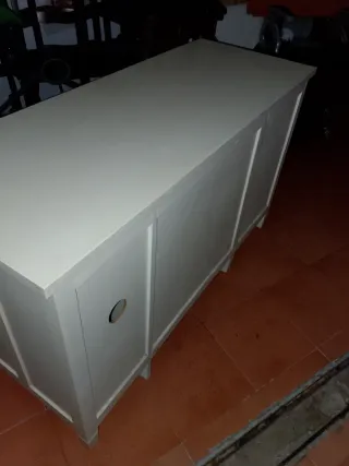 Scrivania bianca con cassetti