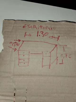 Scrivania bianca con cassetti