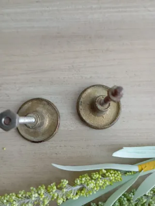 Tiradores antiguos metal dorado y marrón