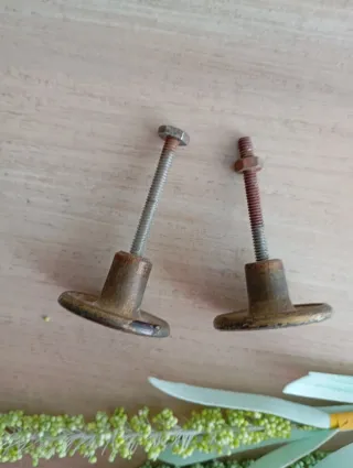 Tiradores antiguos metal dorado y marrón