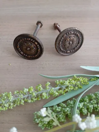 Tiradores antiguos metal dorado y marrón