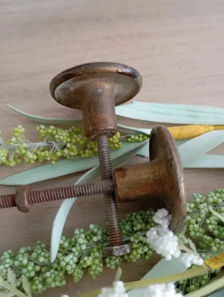 Tiradores antiguos metal dorado y marrón