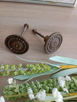 Tiradores antiguos metal dorado y marrón