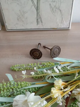 Tiradores antiguos metal dorado y marrón