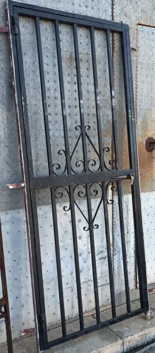 Puerta de hierro forjado