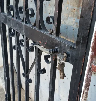 Puerta de hierro forjado