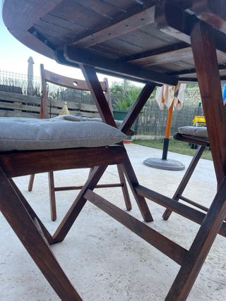 Mesa y 4 sillas de teka restauradas