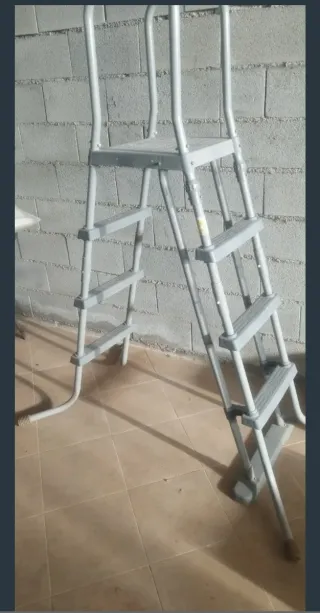 Escalera gris para piscina