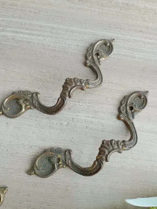 4 Tiradores antiguos de metal