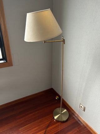 Lámpara de pie moderna beige y dorada