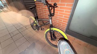 Bicicleta BMX Gris con Ruedas Amarillas