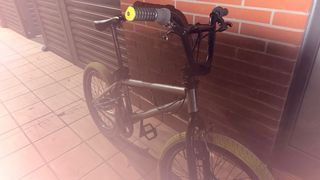 Bicicleta BMX Gris con Ruedas Amarillas