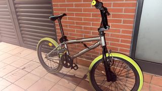 Bicicleta BMX Gris con Ruedas Amarillas