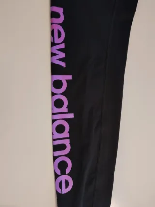 Leggings New Balance negros con detalles morados