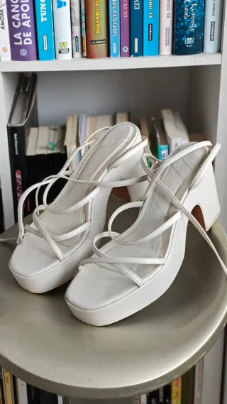 Sandalias plataforma Zara blancas talla 40