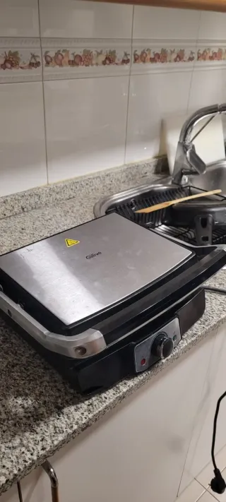 Sandwichera grill negra. Grande. Qilive.