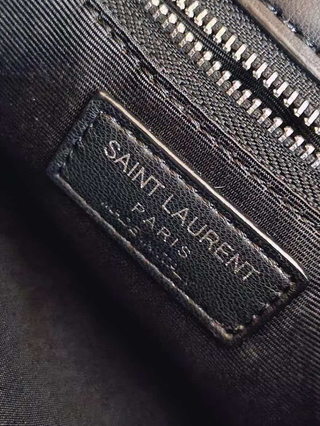 Bolso pequeño de hombro acolchado con placa YSL