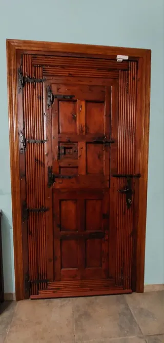 Puerta de entrada antigua de madera
