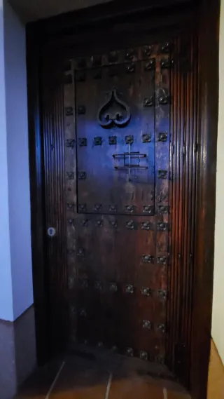 Puerta de entrada antigua de madera