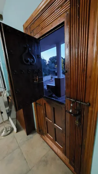 Puerta de entrada antigua de madera