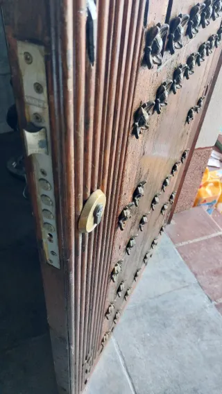 Puerta de entrada antigua de madera