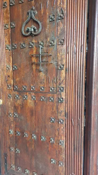 Puerta de entrada antigua de madera