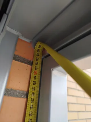 Reja gris lacada con apertura y cerradura