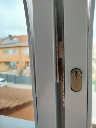 Reja gris lacada con apertura y cerradura