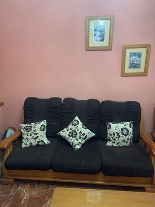 Sofá y sillones de madera y tela