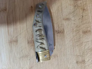 Navaja de afeitar antigua beige y dorada