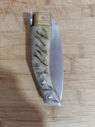 Navaja de afeitar antigua beige y dorada