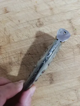 Navaja de afeitar antigua beige y dorada