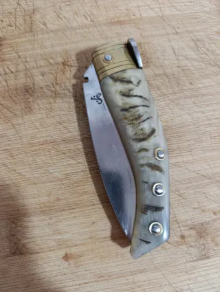 Navaja de afeitar antigua beige y dorada