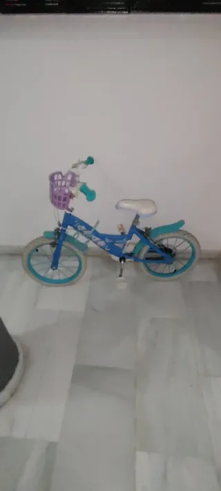 Bicicleta infantil azul con cesta