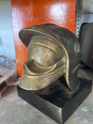 Figura Casco Bombero Bronce