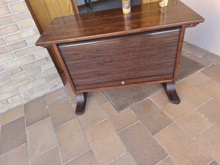 Cajonera de madera oscura