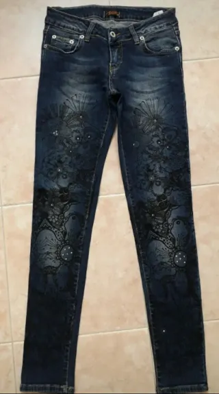 Jeans donna con decorazioni floreali