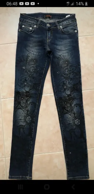 Jeans donna con decorazioni floreali