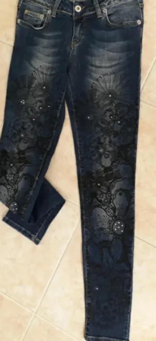 Jeans donna con decorazioni floreali