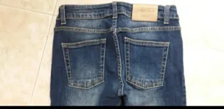 Jeans donna con decorazioni floreali