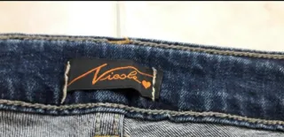 Jeans donna con decorazioni floreali